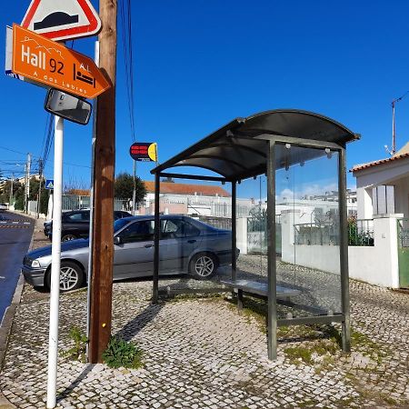 Hall 92 Quartos Com Wc Em Moradia Com Piscina A-Das-Lebres Loures Exterior photo