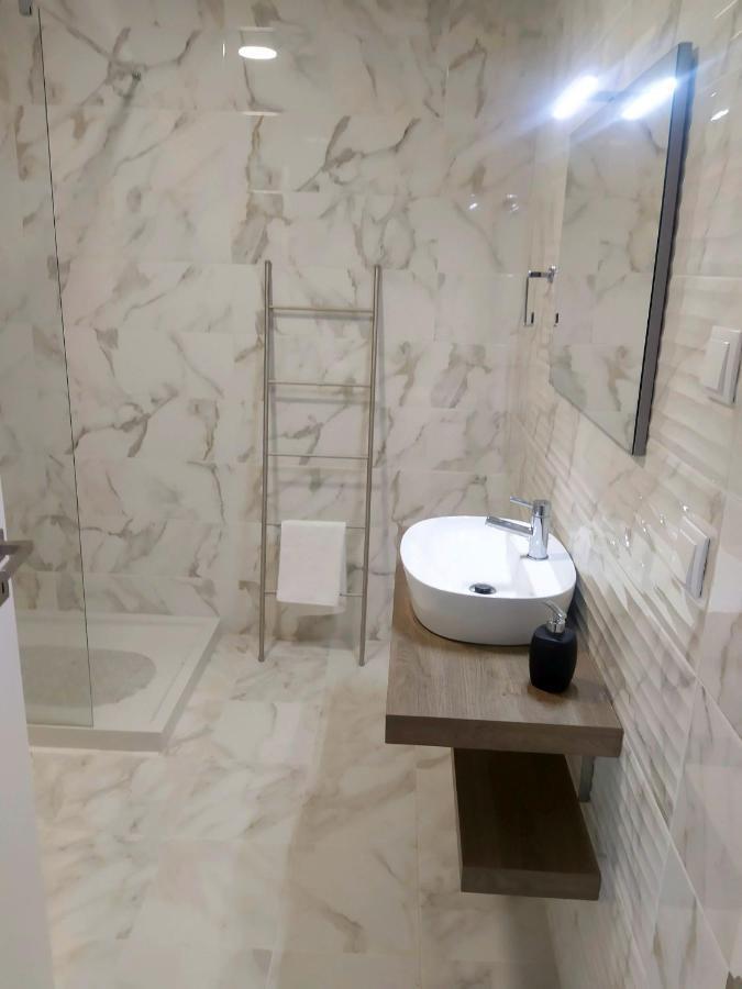 Hall 92 Quartos Com Wc Em Moradia Com Piscina A-Das-Lebres Loures Exterior photo