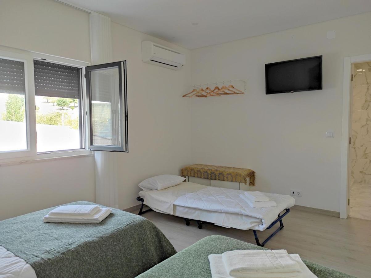 Hall 92 Quartos Com Wc Em Moradia Com Piscina A-Das-Lebres Loures Exterior photo