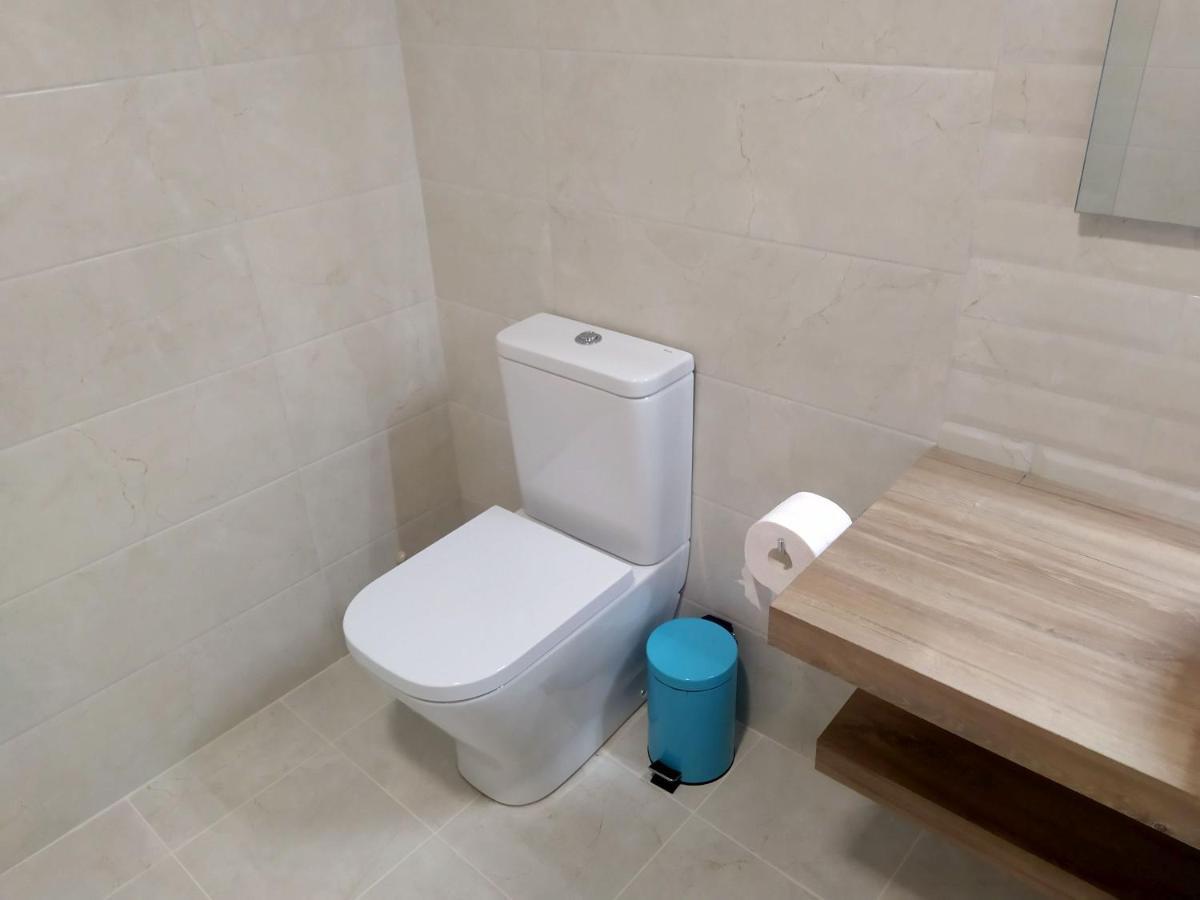 Hall 92 Quartos Com Wc Em Moradia Com Piscina A-Das-Lebres Loures Exterior photo