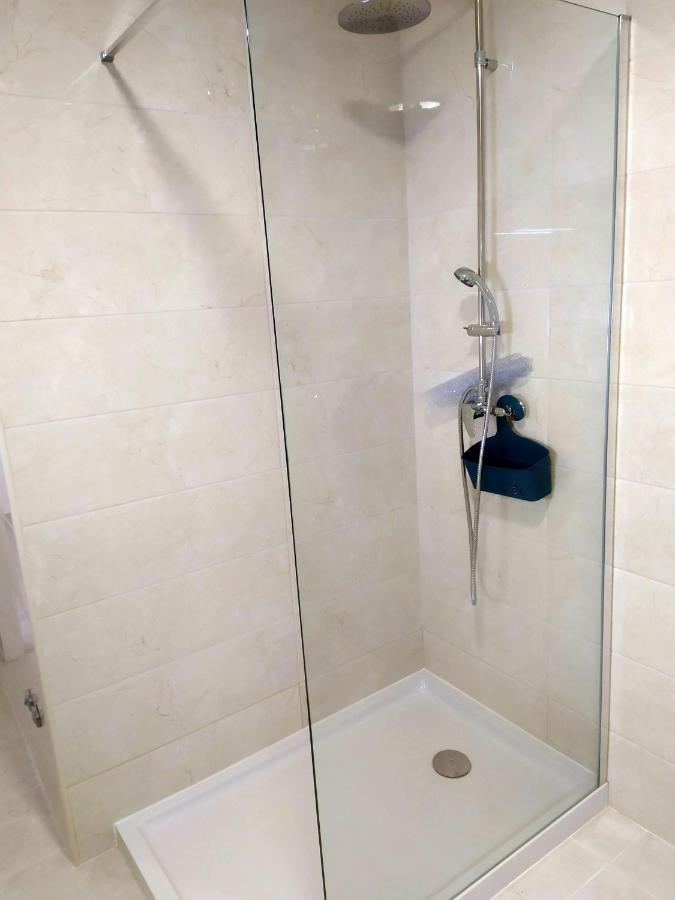 Hall 92 Quartos Com Wc Em Moradia Com Piscina A-Das-Lebres Loures Exterior photo