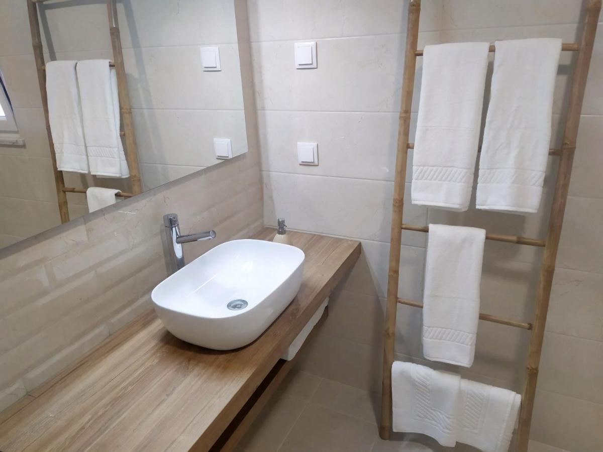 Hall 92 Quartos Com Wc Em Moradia Com Piscina A-Das-Lebres Loures Exterior photo