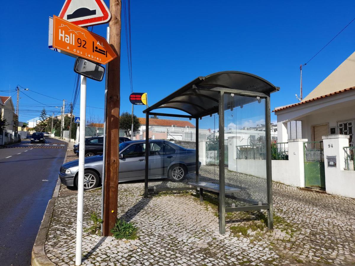 Hall 92 Quartos Com Wc Em Moradia Com Piscina A-Das-Lebres Loures Exterior photo