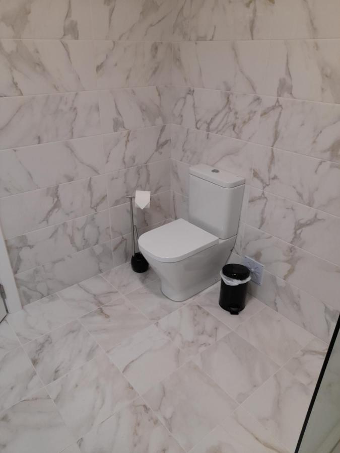 Hall 92 Quartos Com Wc Em Moradia Com Piscina A-Das-Lebres Loures Exterior photo
